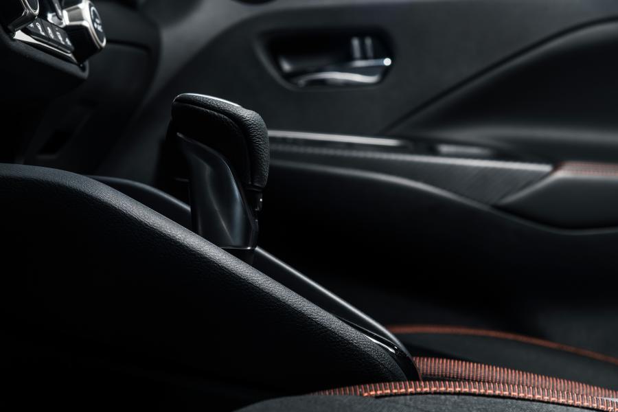 Детали интерьера Nissan Versa SR 2019 года  (NA) (фото 4 из 15)
